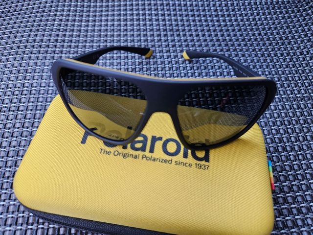 Occhiali da sole Polaroid neri e gialli