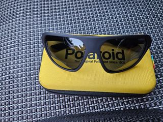 Occhiali da sole Polaroid neri e gialli