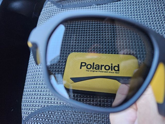 Occhiali da sole Polaroid neri e gialli