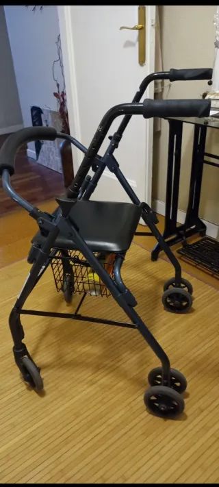 Andador con asiento y freno plegable