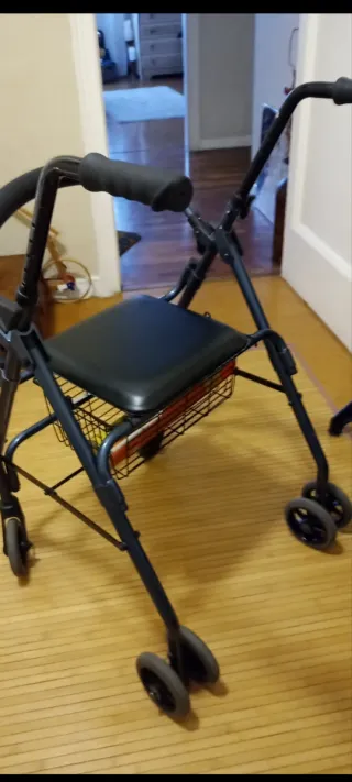 Andador con asiento y freno plegable