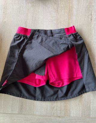 Falda pantalón deportiva Decathlon gris y fucsia
