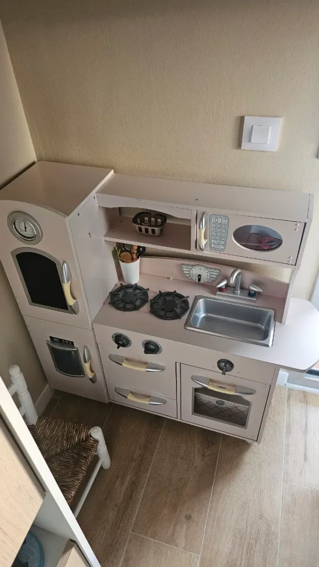 Cocina de madera infantil. Altura 94cm, largo 98cm