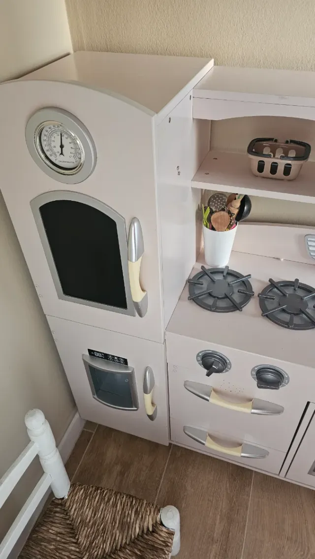 Cocina de madera infantil. Altura 94cm, largo 98cm