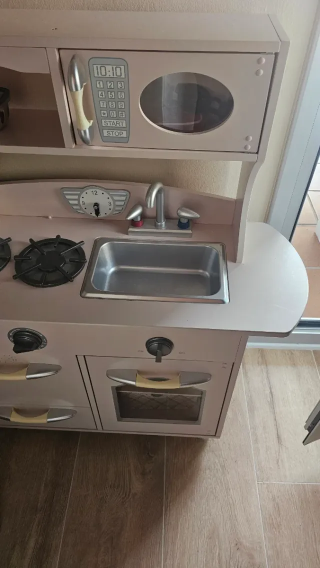 Cocina de madera infantil. Altura 94cm, largo 98cm