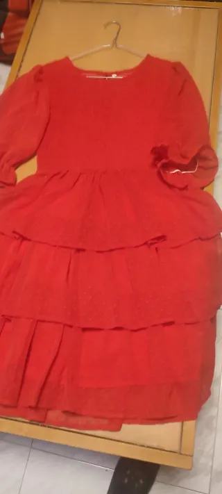 Vestido rojo de fiesta con volantes