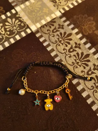 Pulsera hilo con charms dorados