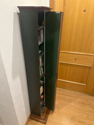 Mueble expositor de madera y cristal