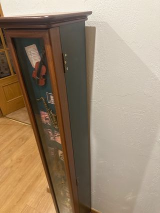 Mueble expositor de madera y cristal