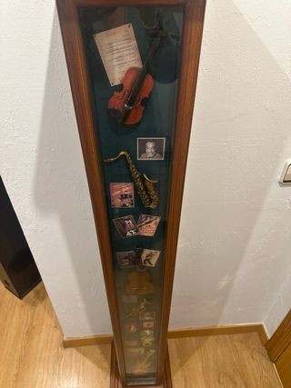 Mueble expositor de madera y cristal