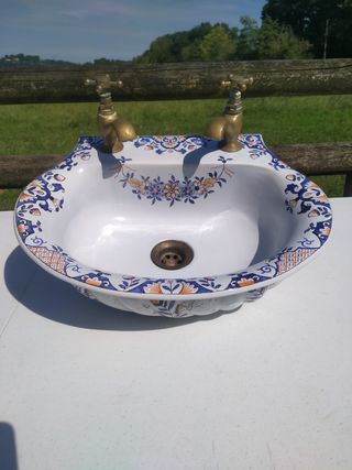 Lavabo antiguo con grifo de latón