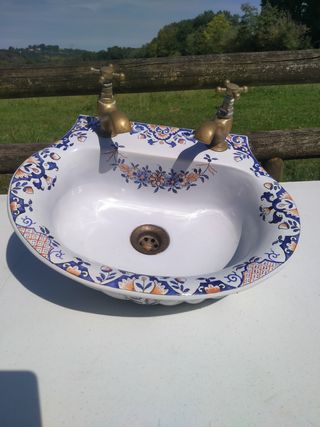 Lavabo antiguo con grifo de latón