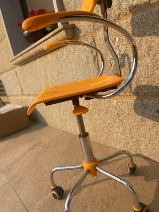 Silla de estudio naranja y plateada