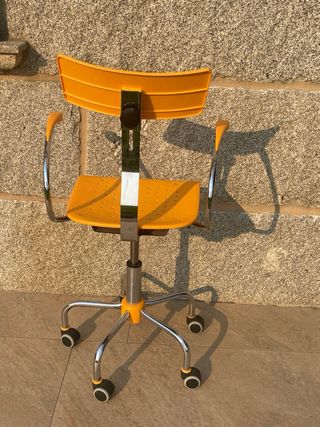 Silla de estudio naranja y plateada