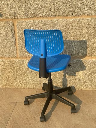 Silla de estudio azul y negra