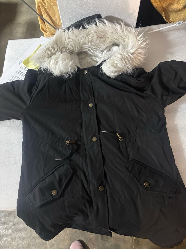 Abrigo negro con capucha de pelo