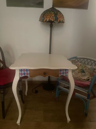 Mesa auxiliar blanca con cajón