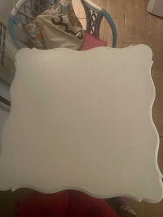 Mesa auxiliar blanca con cajón