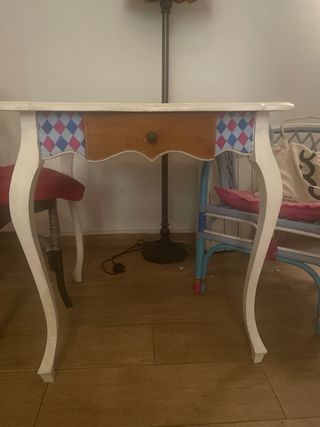 Mesa auxiliar blanca con cajón