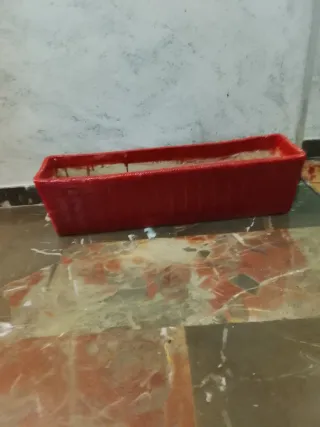 Dos jardineras rojas de barro