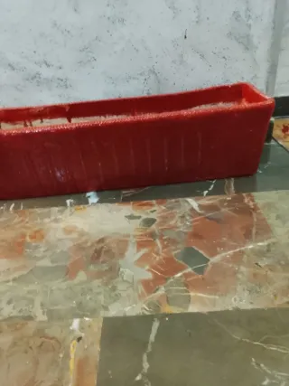 Dos jardineras rojas de barro