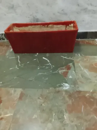 Dos jardineras rojas de barro