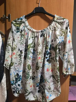 Blusa hombros descubiertos floral