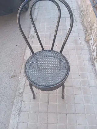 18 Mesas, 36 Sillas y 5 Taburetes