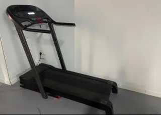 Cinta de correr y equipo de gimnasio