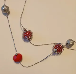 Collana lunga con perle rosse e argento