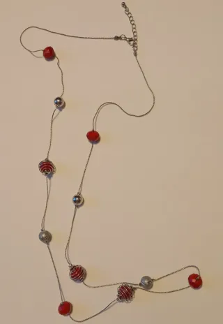 Collana lunga con perle rosse e argento