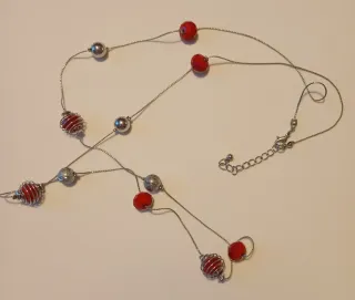 Collana lunga con perle rosse e argento