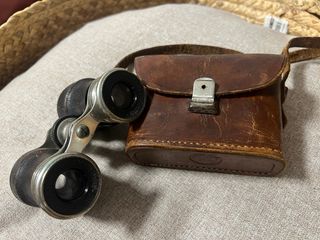 Prismáticos antiguos con funda de cuero