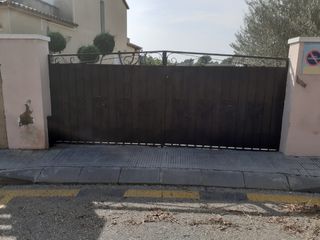 Puertas hierro garaje y entrada peatonal