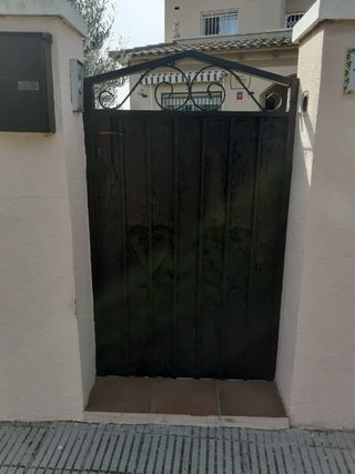 Puertas hierro garaje y entrada peatonal