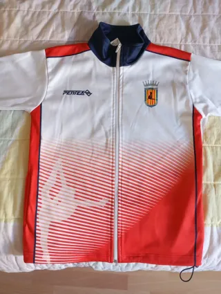 Chándal Gimnasia Club Zaragozano.
Talla 6.