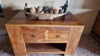 Mesa de centro de salón de madera con cajones.
