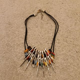 Collar bisutería mujer.
Plateado y colores