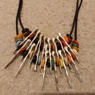 Collar bisutería mujer.
Plateado y colores