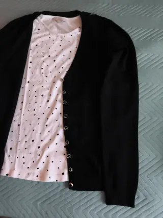 Conjunto Chaqueta Negra y Camiseta Lunares