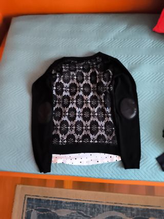 Conjunto Chaqueta Negra y Camiseta Lunares