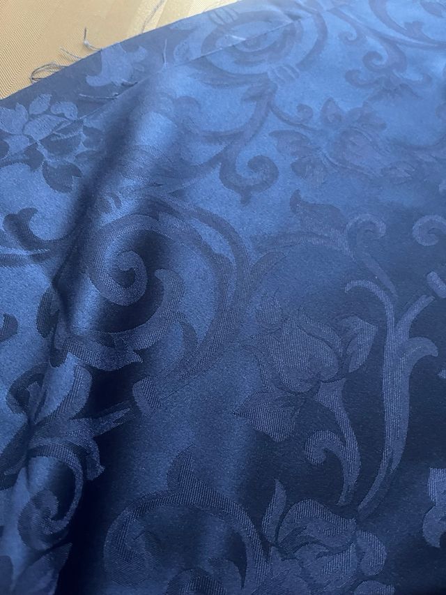 Tessuto blu con disegno floreale