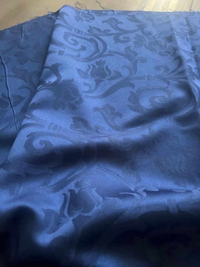 Tessuto blu con disegno floreale