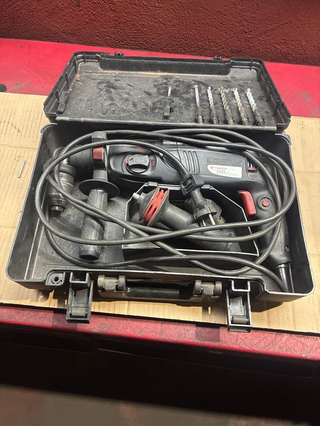 Taladro percutor Master con brocas