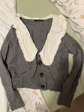 Cárdigan gris, cuello bebé