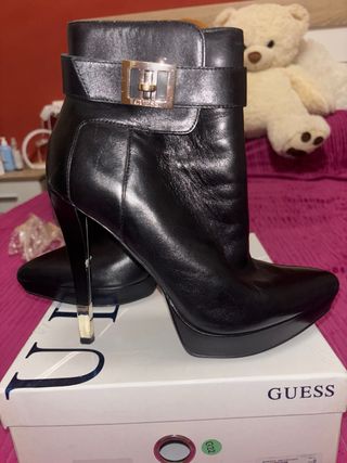 Botines Guess Tacón Plataforma Hebilla Negra