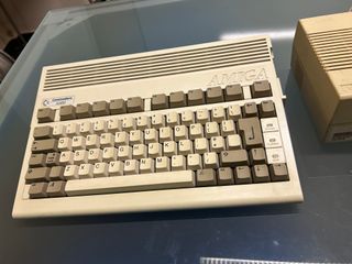 Commodore Amiga 600 (A600) con fuente