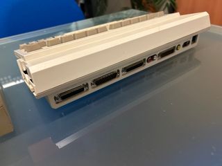 Commodore Amiga 600 (A600) con fuente