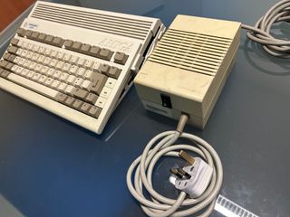 Commodore Amiga 600 (A600) con fuente