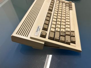 Commodore Amiga 600 (A600) con fuente